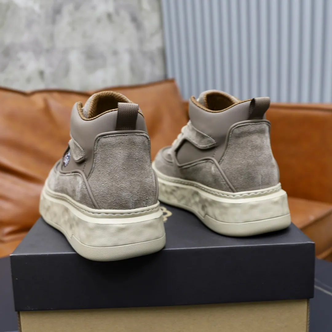 Ex-factory price: 620💰Thick wool imported from Australia Brand: UGG genuine purchase Size: 39-44 Grade: Official website 1:1 Material: First layer of genuine leather waterproof and antifreeze upper Real wool lining Original non-slip soft wear-resistant outsole Style category: Men's casual shoes Trendy style Comfortable on the feet Color: Official website color synchronization